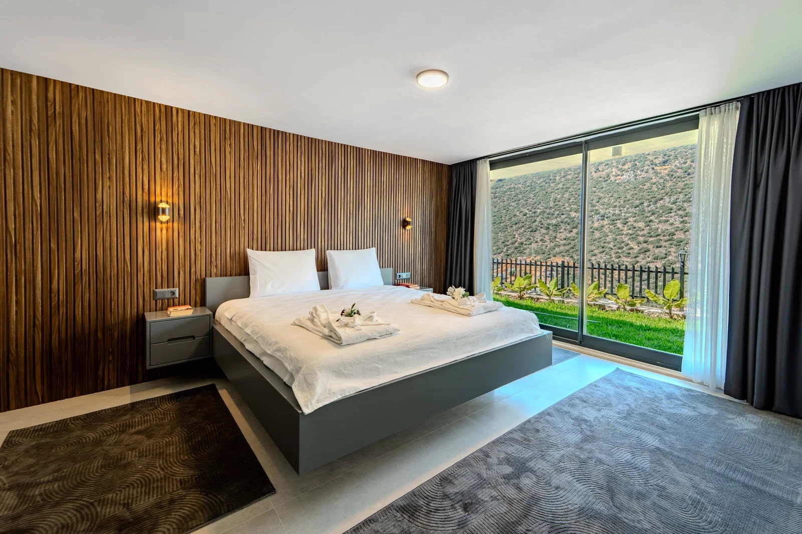 Kaş’ta Deniz Manzaralı, Korunaklı Havuzlu, 4 Kişilik, Lüks Villa