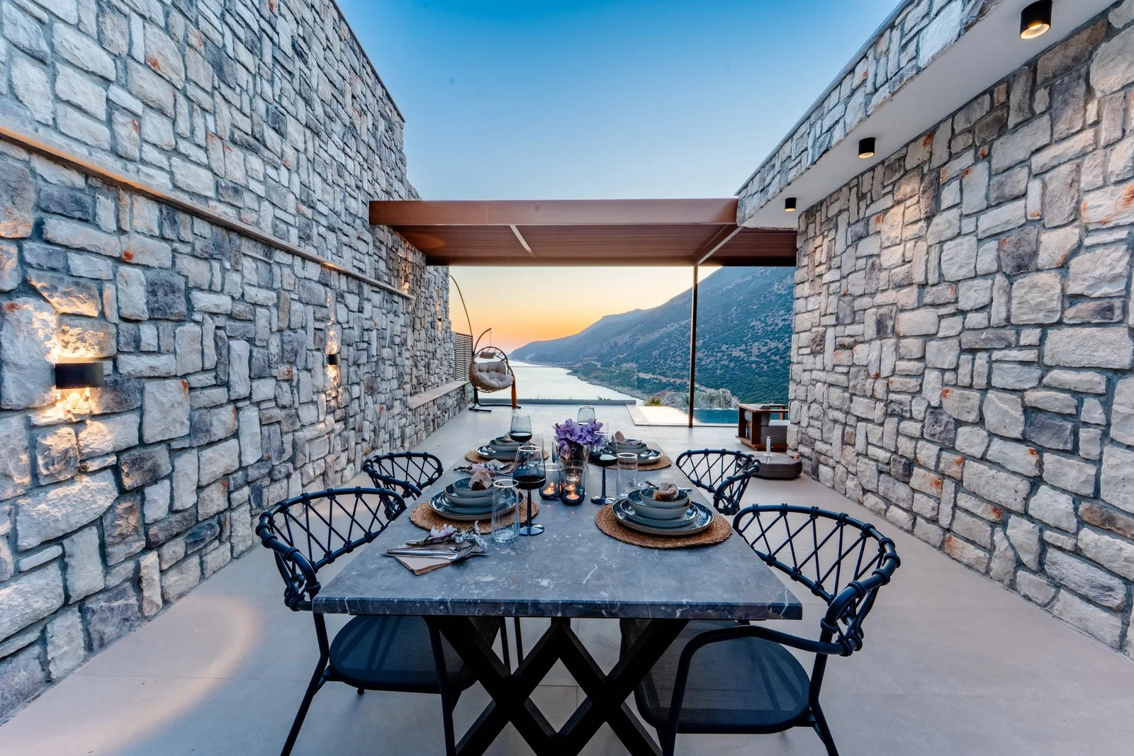 Kaş’ta Deniz Manzaralı, Korunaklı Havuzlu, 4 Kişilik, Lüks Villa