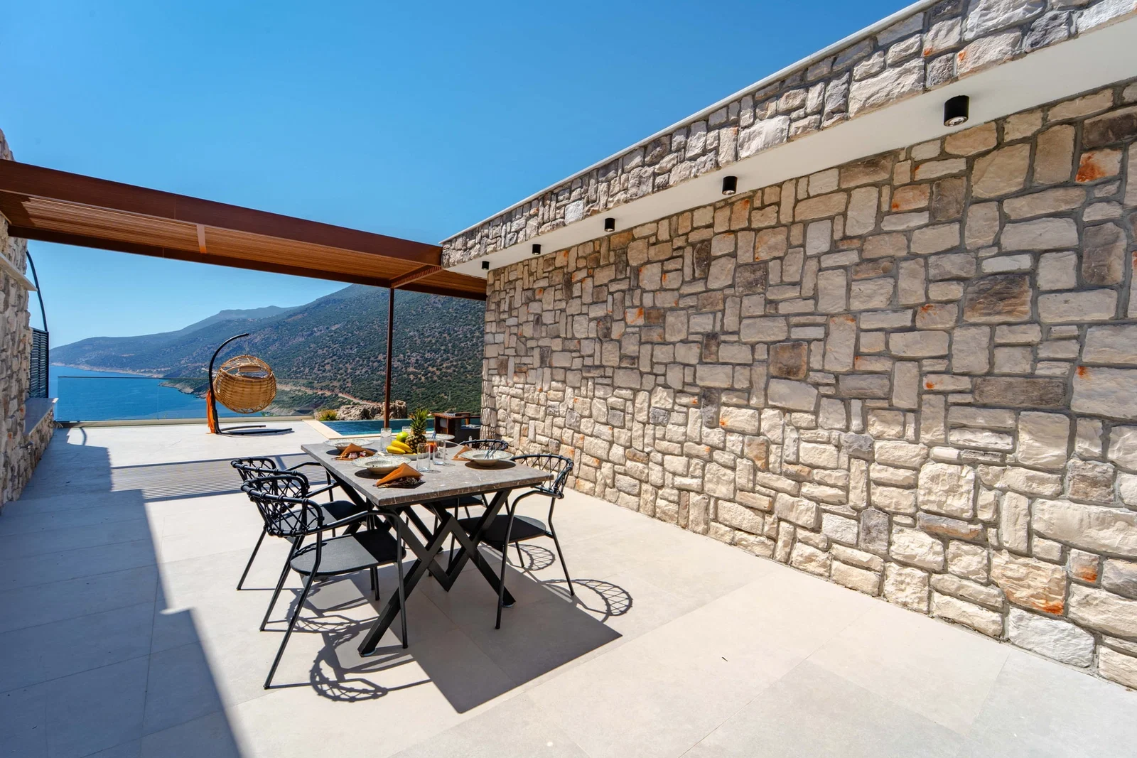 Kaş’ta Deniz Manzaralı, Korunaklı Havuzlu, 4 Kişilik, Lüks Villa
