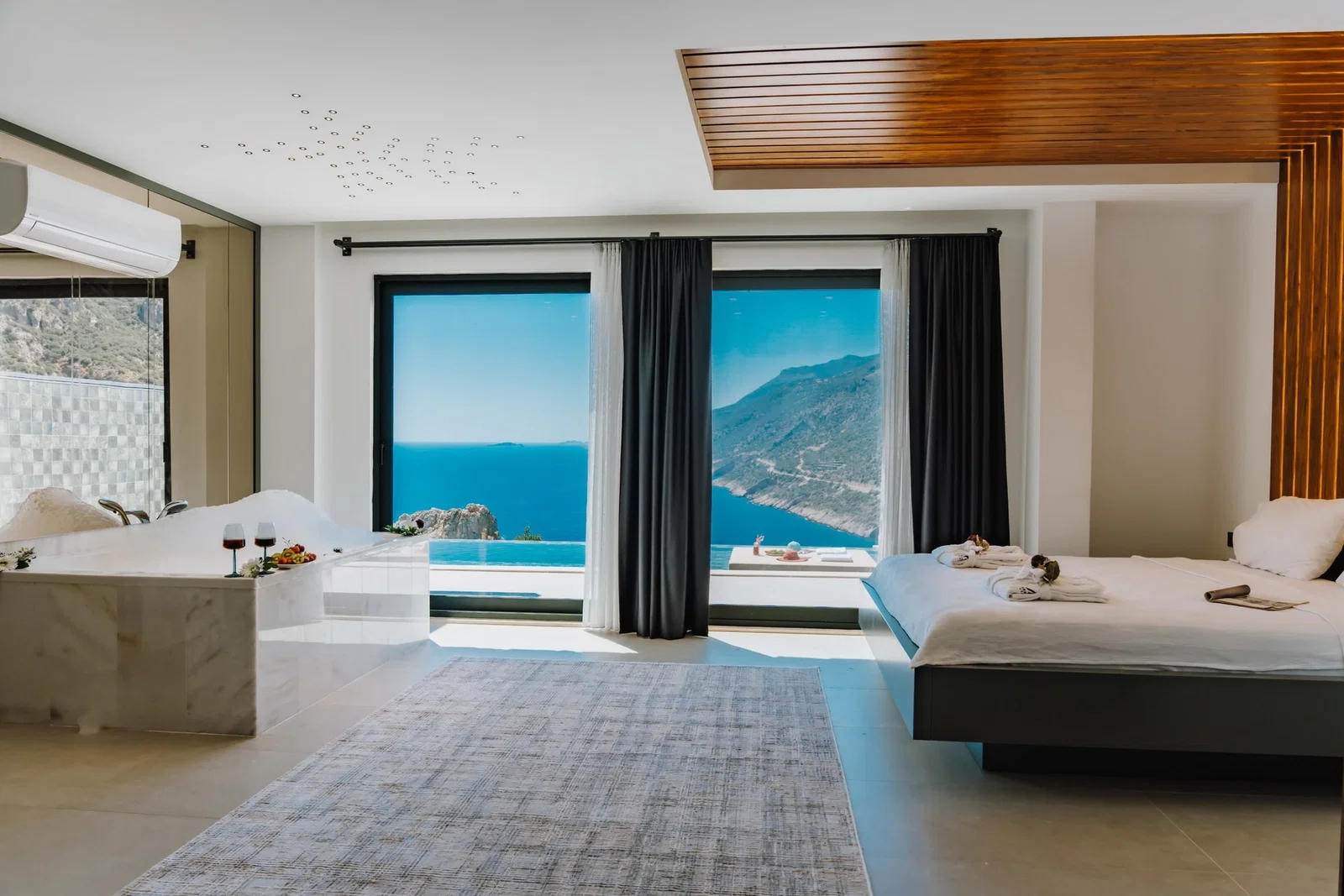 Kaş’ta Deniz Manzaralı, Korunaklı Havuzlu, 4 Kişilik, Lüks Villa
