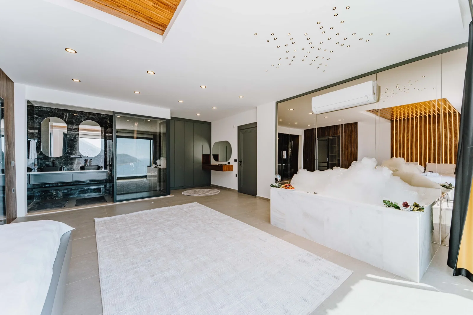 Kaş’ta Deniz Manzaralı, Korunaklı Havuzlu, 4 Kişilik, Lüks Villa