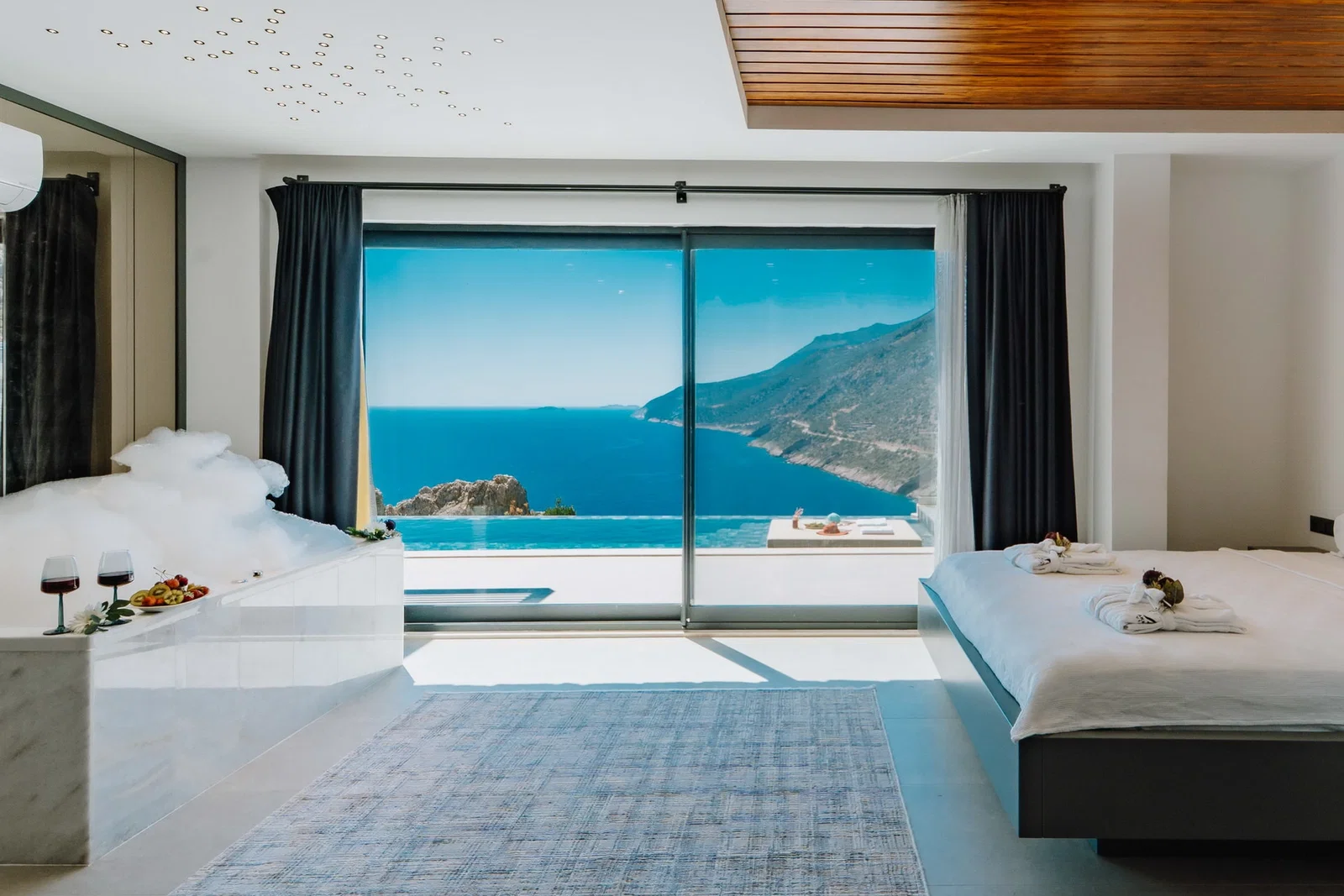 Kaş’ta Deniz Manzaralı, Korunaklı Havuzlu, 4 Kişilik, Lüks Villa