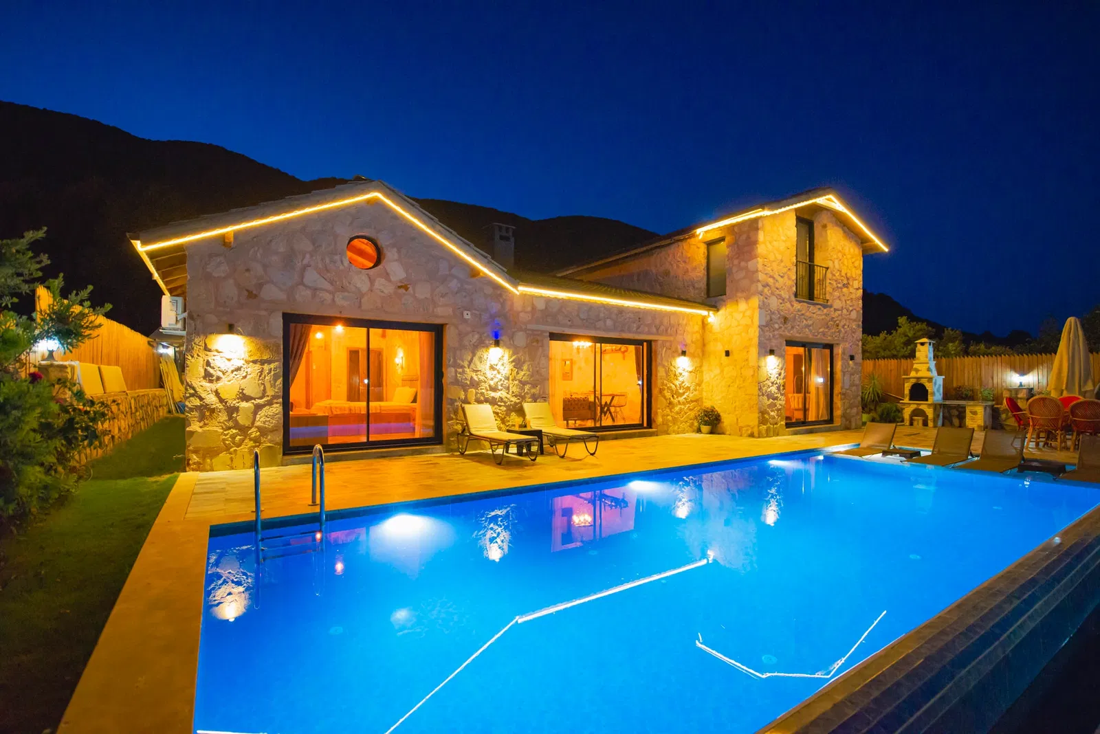 Sarıbelen’de korunaklı havuzlu kiralık villa
