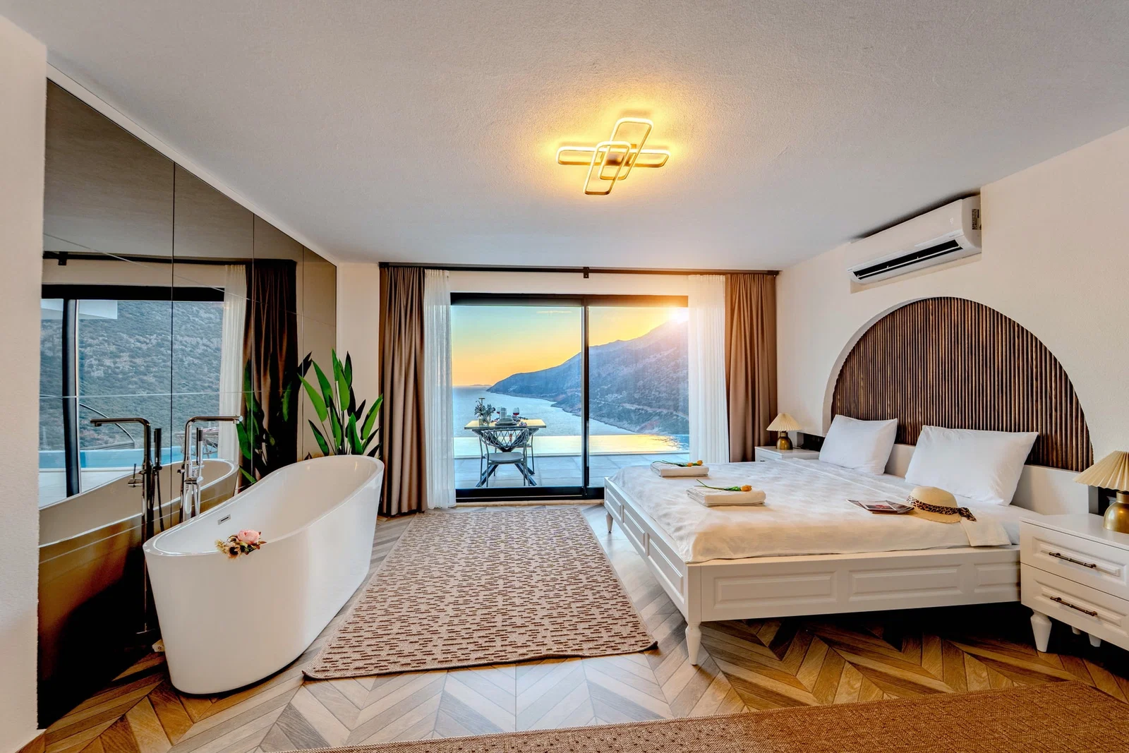 Kaş’ta Deniz Manzaralı, Özel Havuzlu, 2 Kişilik, Lüks Villa