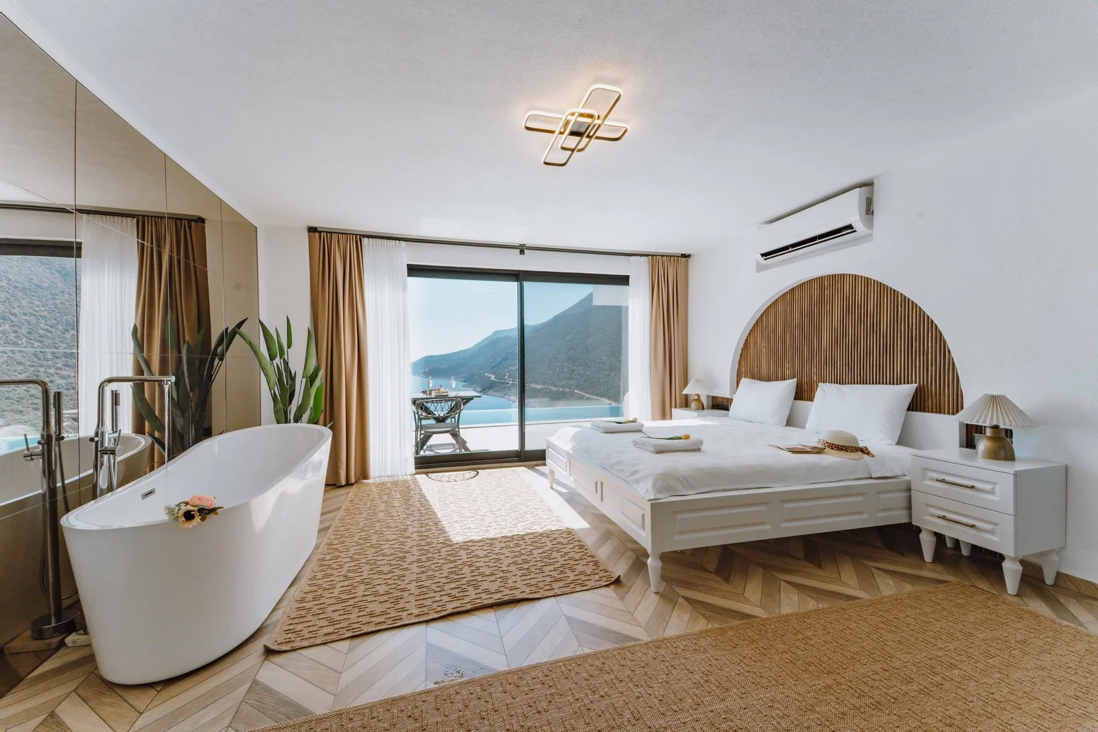 Kaş’ta Deniz Manzaralı, Özel Havuzlu, 2 Kişilik, Lüks Villa