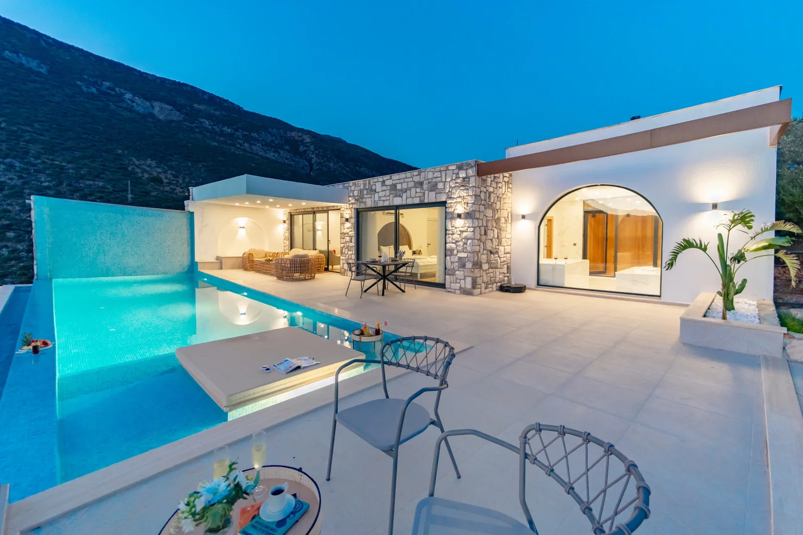 Kaş’ta Deniz Manzaralı, Özel Havuzlu, 2 Kişilik, Lüks Villa