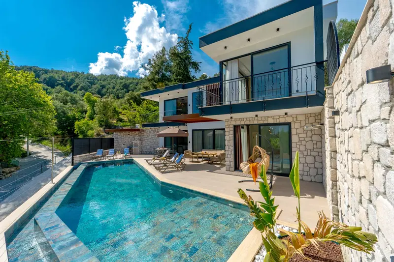 Kaş’ta jakuzili kiralık villa