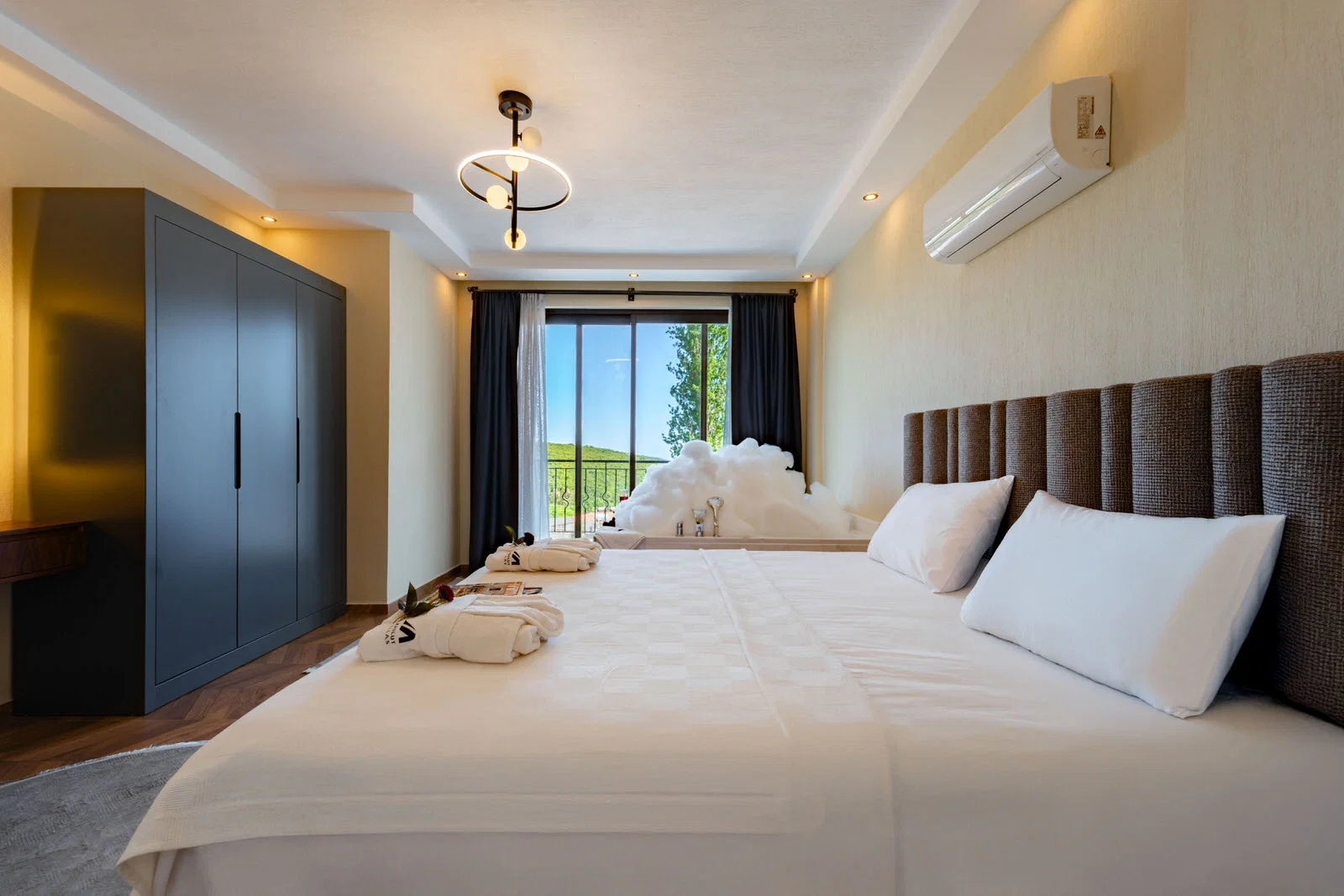 Kaş’ta Korunaklı, Çocuk Havuzlu, 6 Kişilik, Lüks Villa