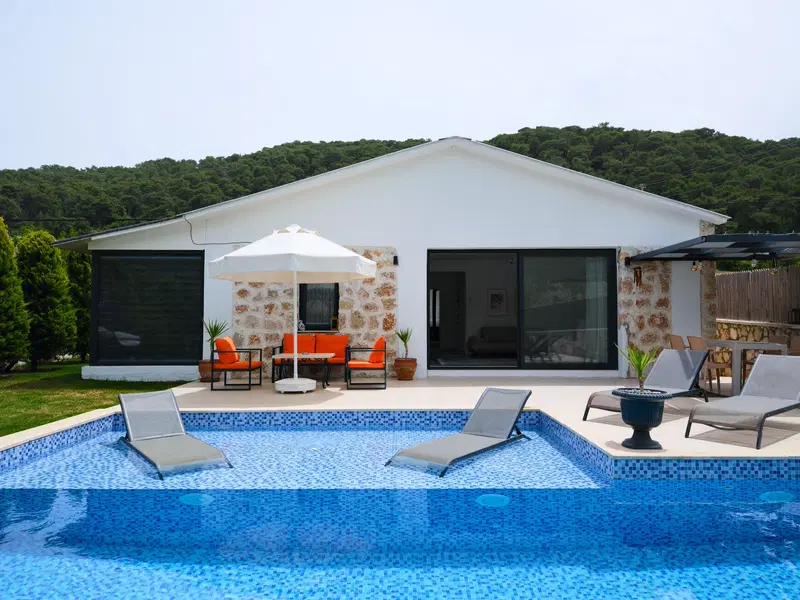 Sarıbelen’de korunaklı havuzlu kiralık villa