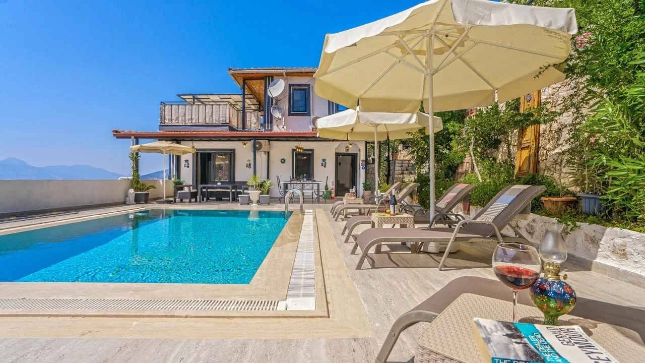 Üzümlü’de Sakin Konumda, Isıtmalı Havuzlu, 6 Kişilik, Kiralık Villa
