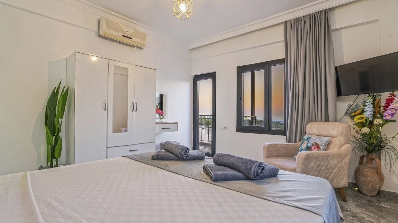 Üzümlü’de Sakin Konumda, Isıtmalı Havuzlu, 6 Kişilik, Kiralık Villa