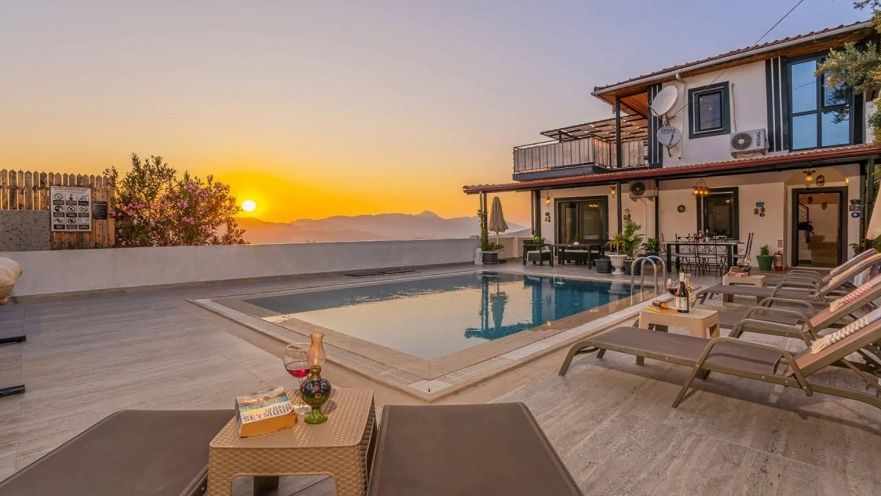Üzümlü’de Sakin Konumda, Isıtmalı Havuzlu, 6 Kişilik, Kiralık Villa