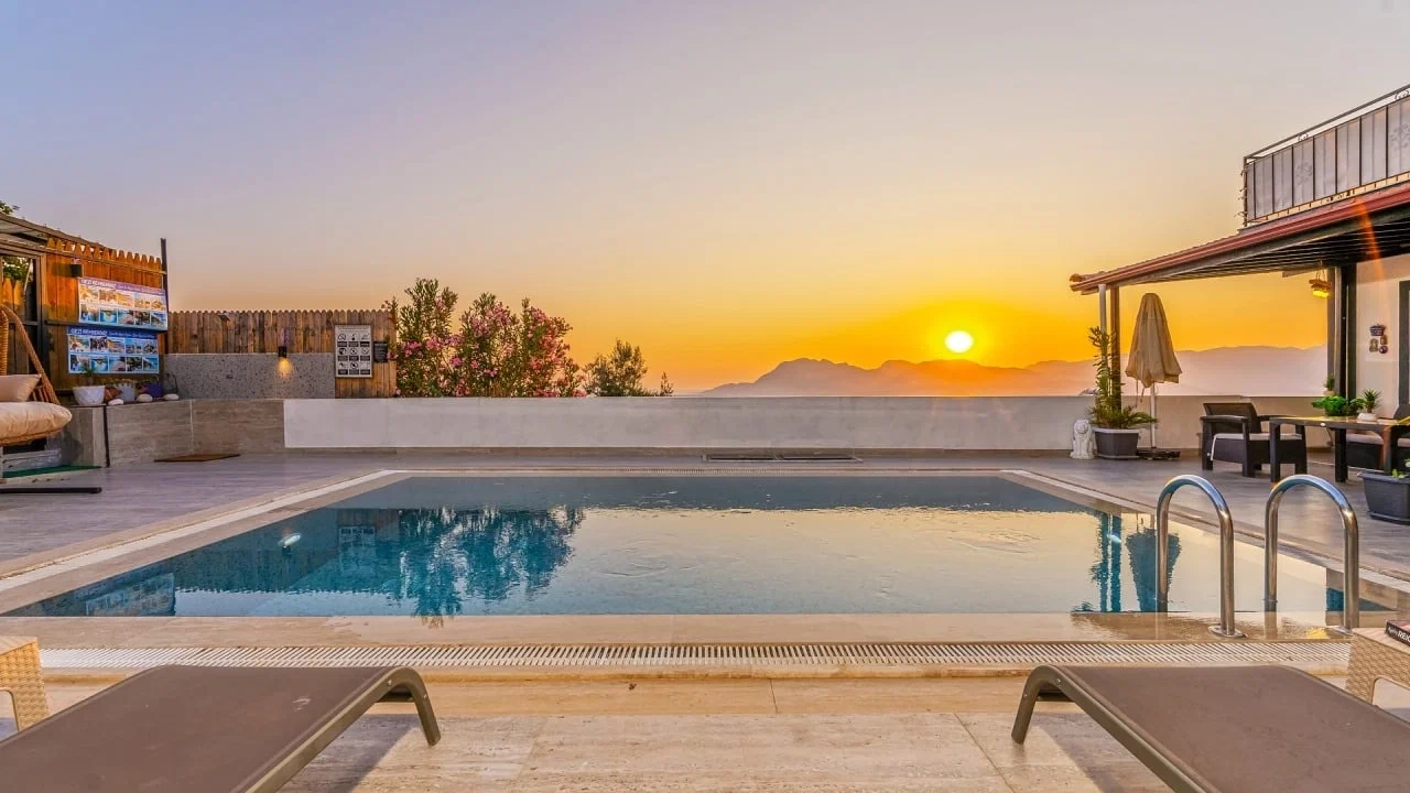 Üzümlü’de Sakin Konumda, Isıtmalı Havuzlu, 6 Kişilik, Kiralık Villa
