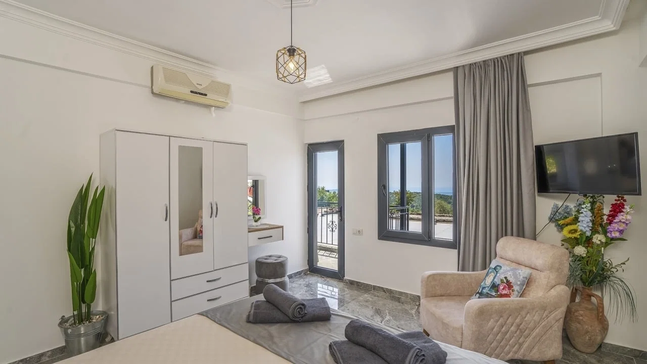 Üzümlü’de Sakin Konumda, Isıtmalı Havuzlu, 6 Kişilik, Kiralık Villa