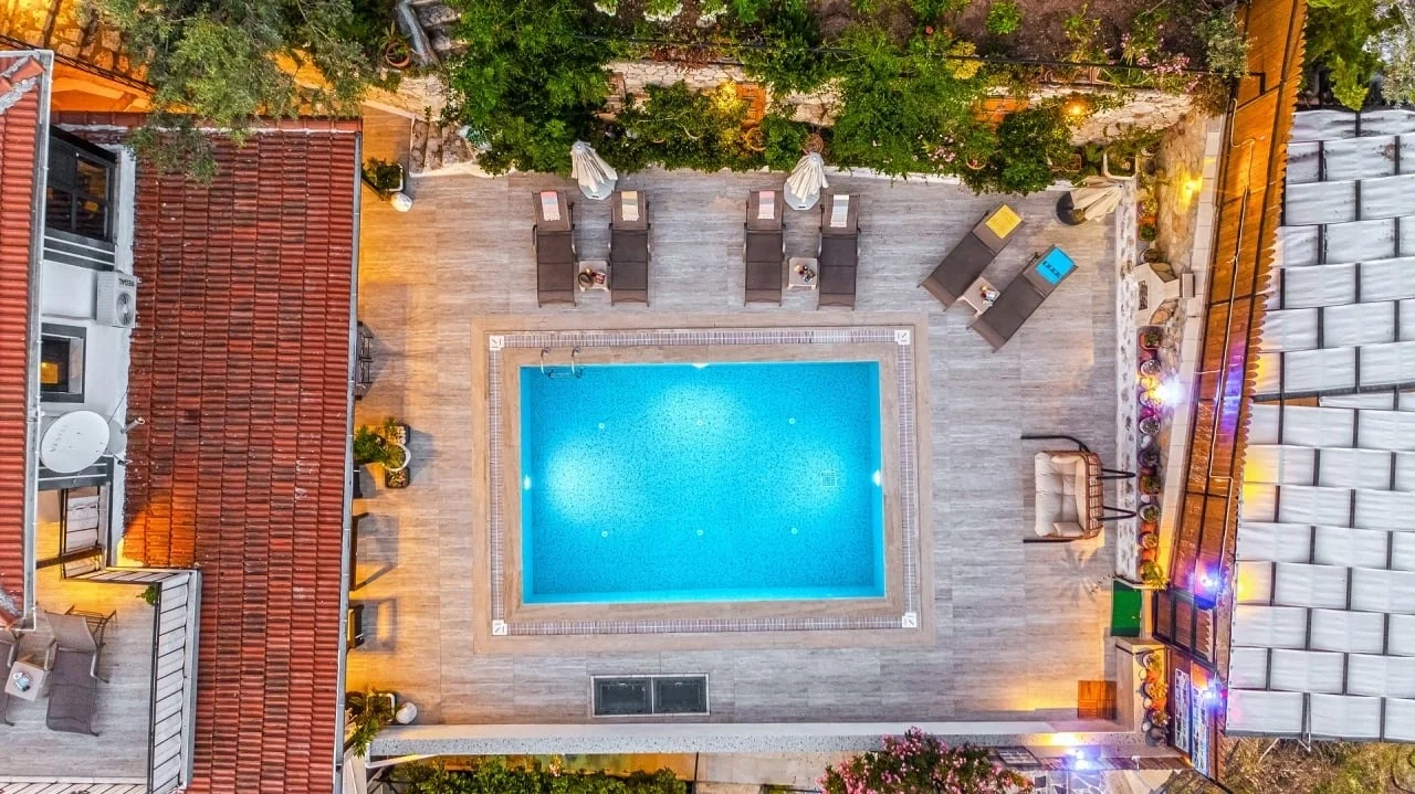 Üzümlü’de Sakin Konumda, Isıtmalı Havuzlu, 6 Kişilik, Kiralık Villa