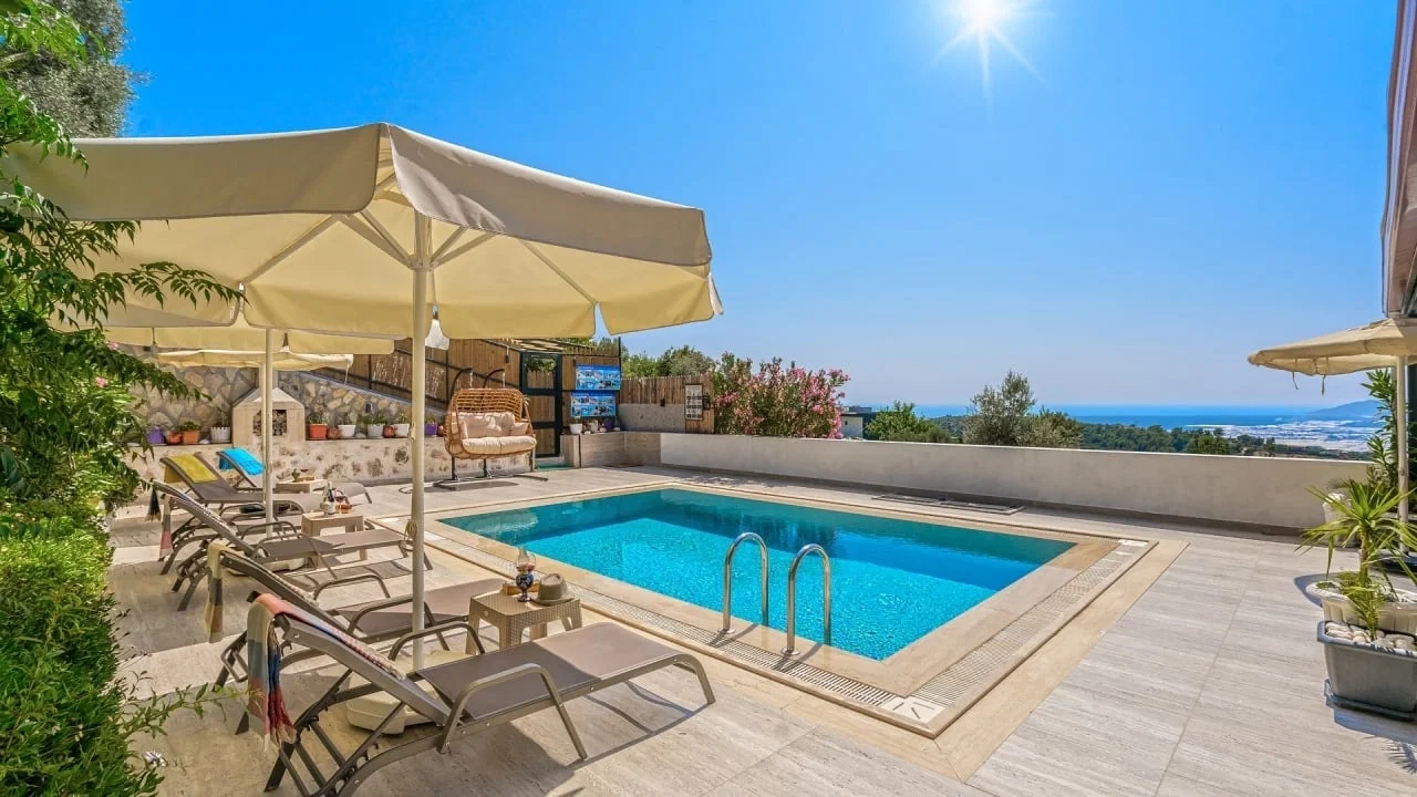 Üzümlü’de Sakin Konumda, Isıtmalı Havuzlu, 6 Kişilik, Kiralık Villa