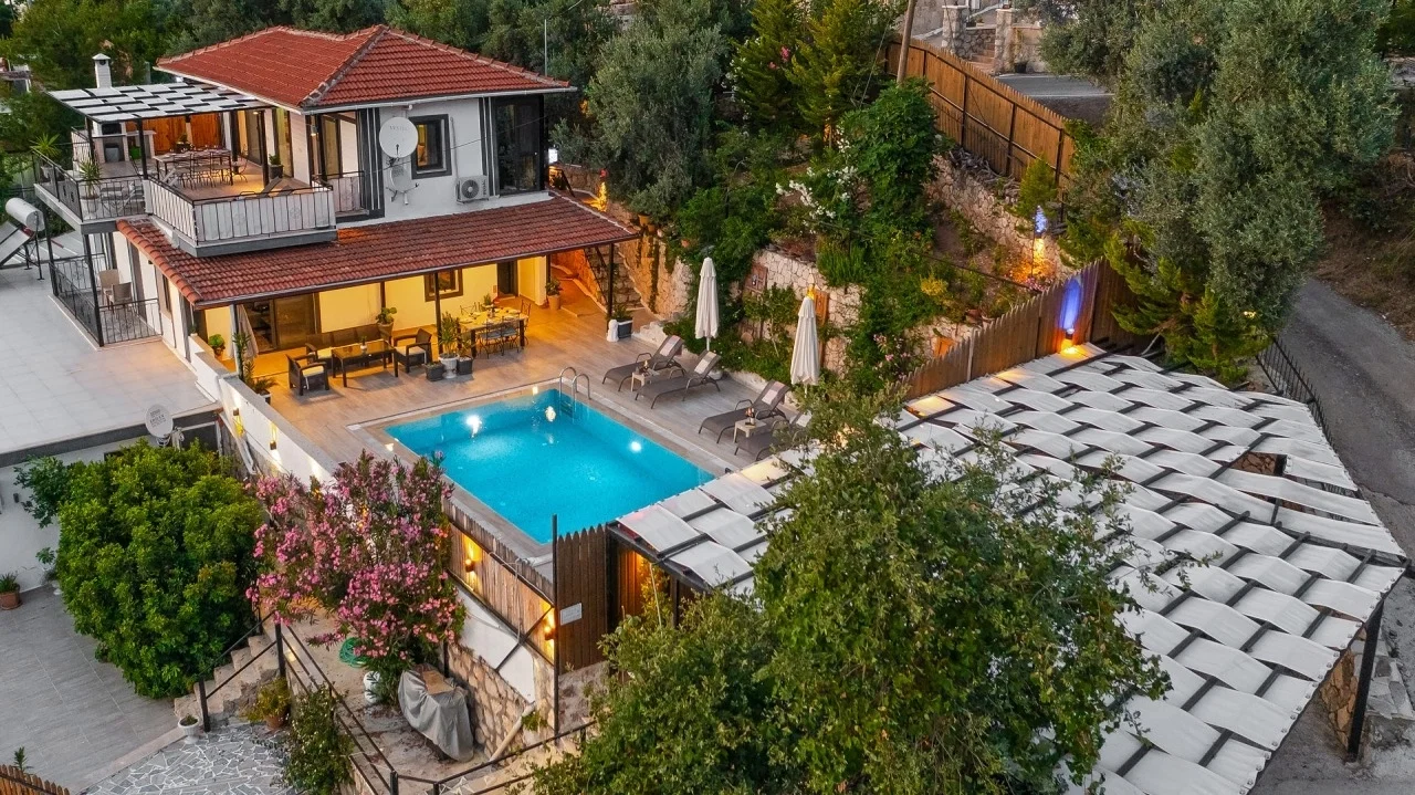 Üzümlü’de Sakin Konumda, Isıtmalı Havuzlu, 6 Kişilik, Kiralık Villa