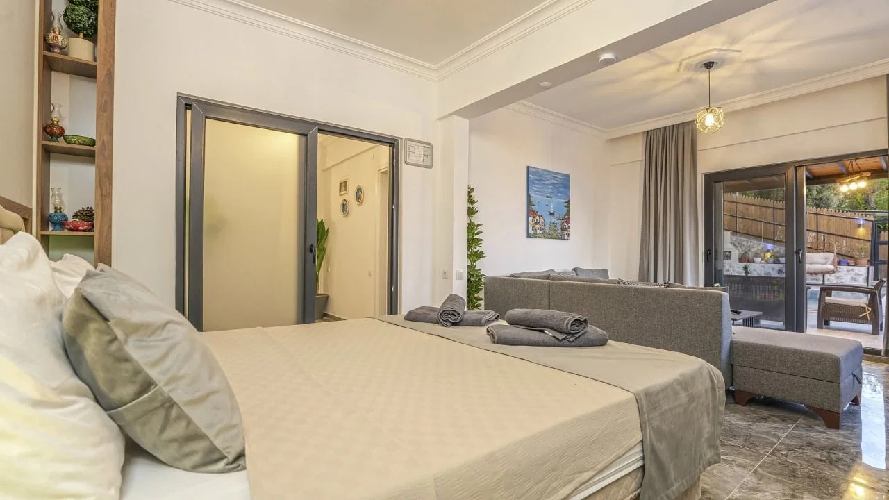 Üzümlü’de Sakin Konumda, Isıtmalı Havuzlu, 6 Kişilik, Kiralık Villa