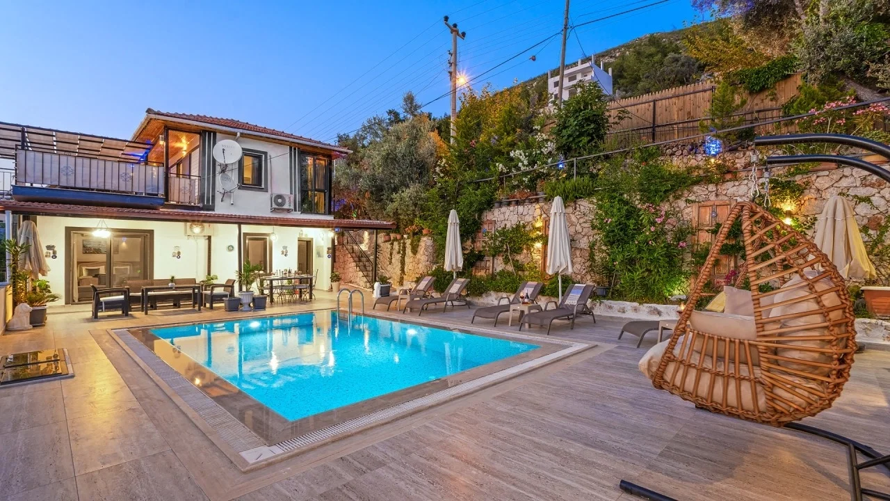 Üzümlü’de Sakin Konumda, Isıtmalı Havuzlu, 6 Kişilik, Kiralık Villa
