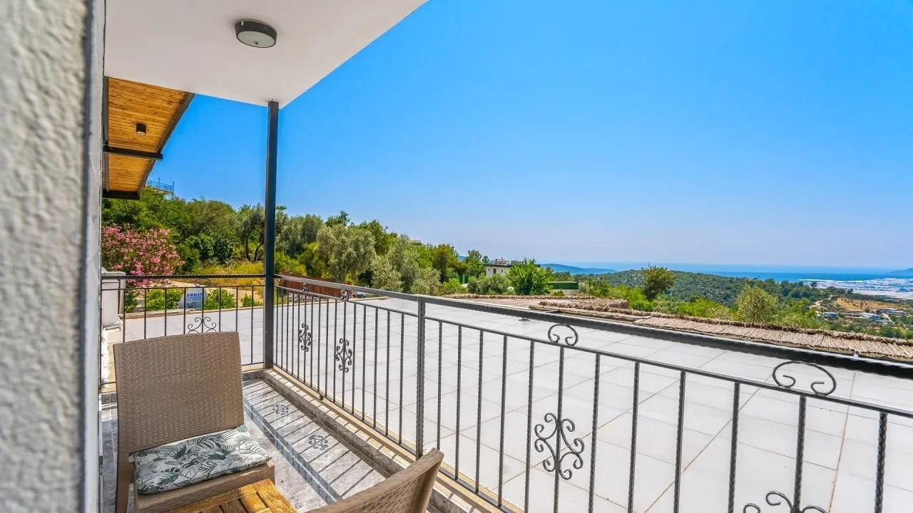 Üzümlü’de Sakin Konumda, Isıtmalı Havuzlu, 6 Kişilik, Kiralık Villa