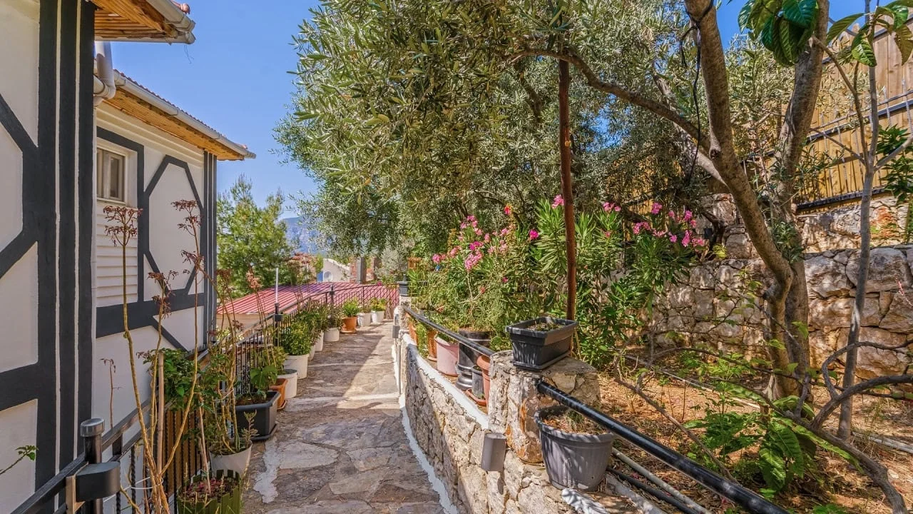 Üzümlü’de Sakin Konumda, Isıtmalı Havuzlu, 6 Kişilik, Kiralık Villa