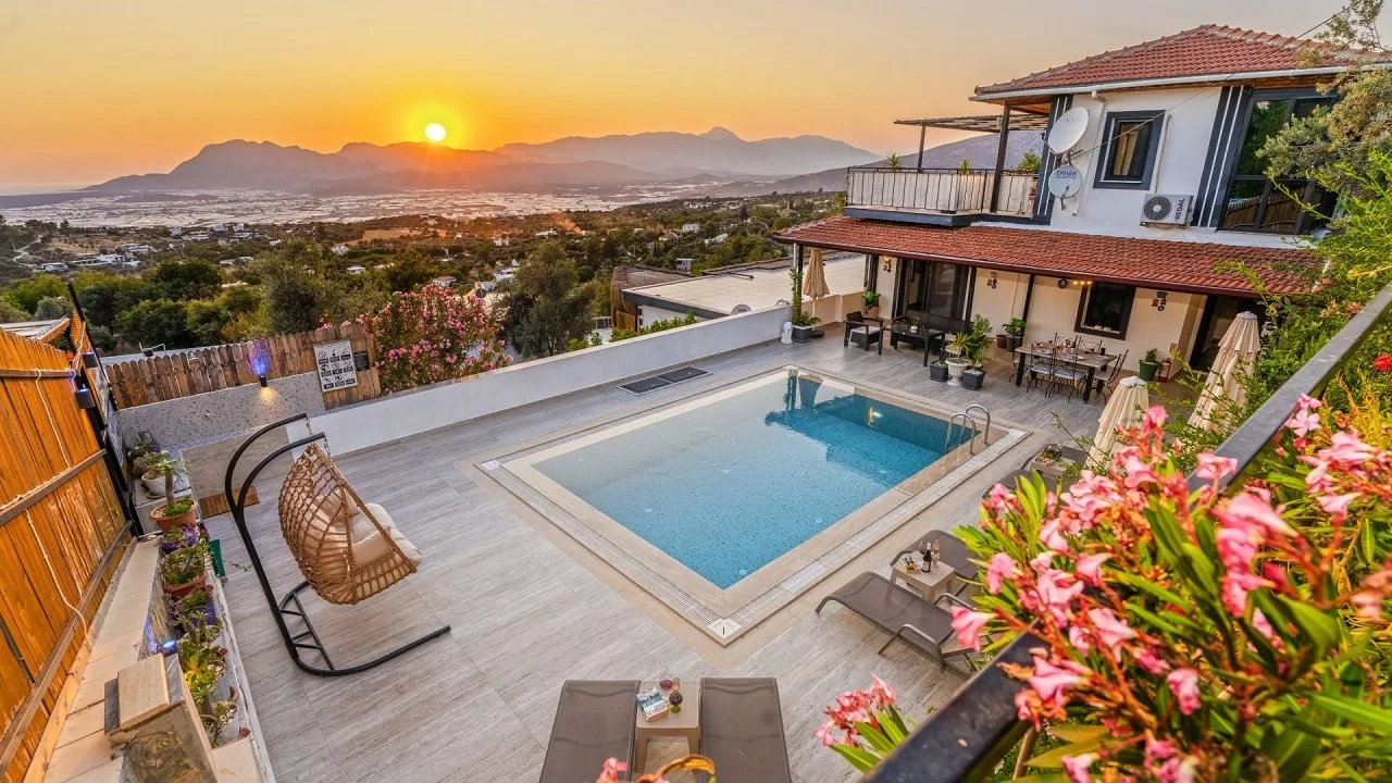 Üzümlü’de Sakin Konumda, Isıtmalı Havuzlu, 6 Kişilik, Kiralık Villa