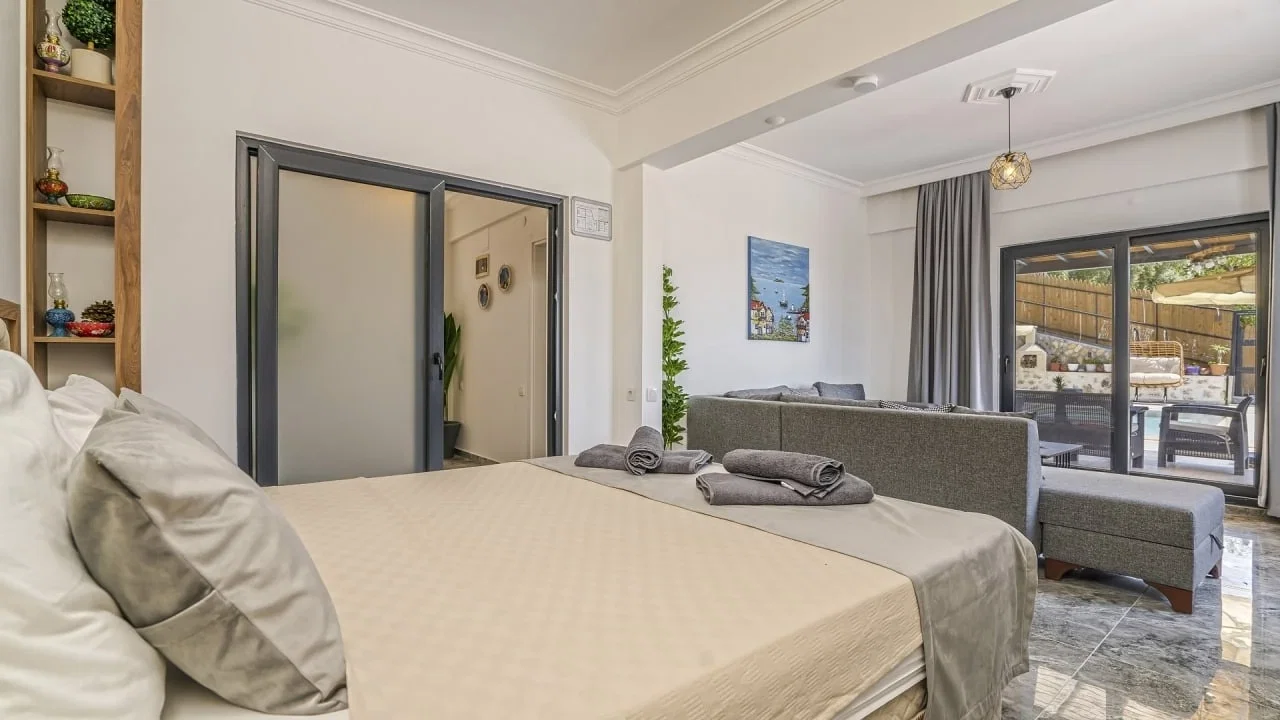 Üzümlü’de Sakin Konumda, Isıtmalı Havuzlu, 6 Kişilik, Kiralık Villa