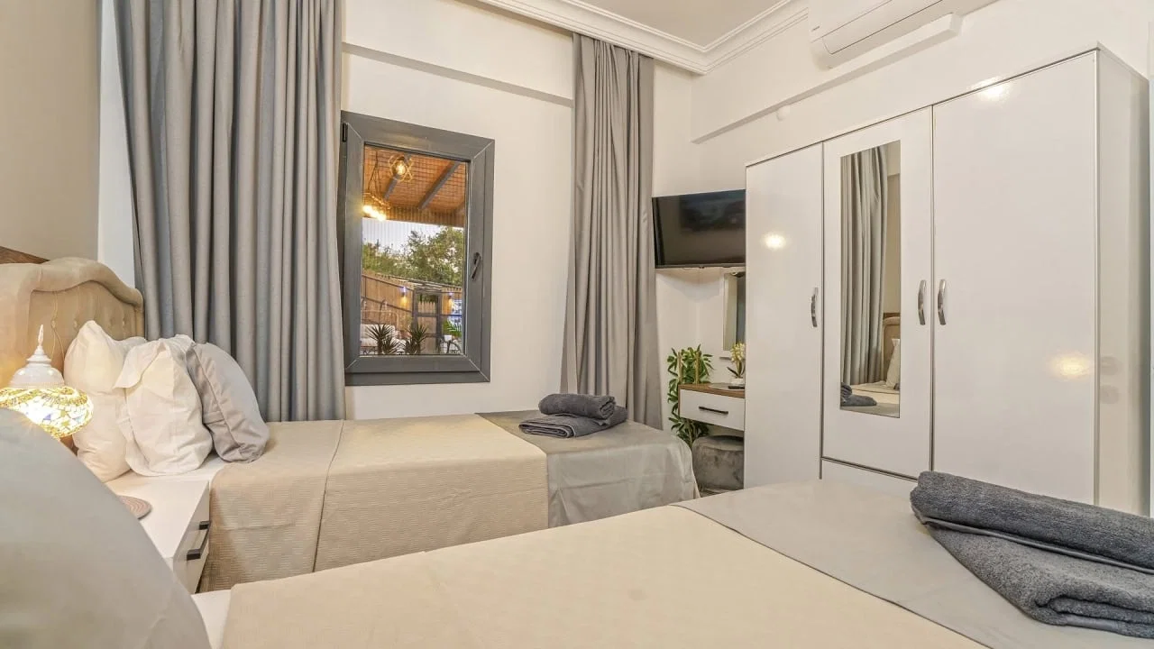 Üzümlü’de Sakin Konumda, Isıtmalı Havuzlu, 6 Kişilik, Kiralık Villa