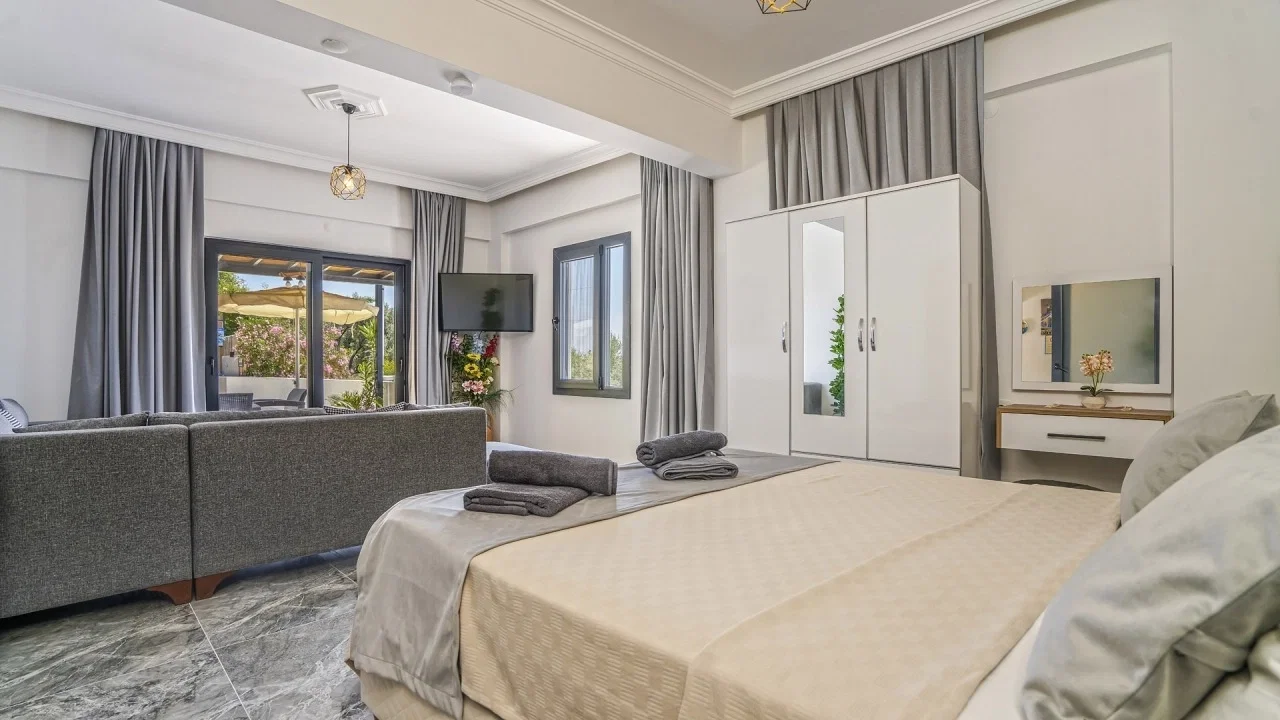 Üzümlü’de Sakin Konumda, Isıtmalı Havuzlu, 6 Kişilik, Kiralık Villa