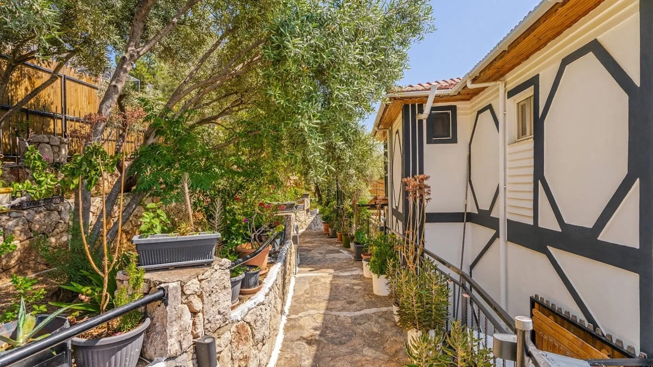 Üzümlü’de Sakin Konumda, Isıtmalı Havuzlu, 6 Kişilik, Kiralık Villa