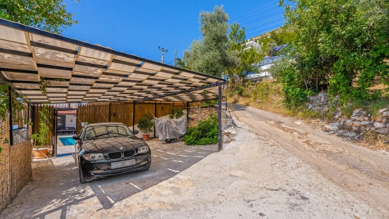 Üzümlü’de Sakin Konumda, Isıtmalı Havuzlu, 6 Kişilik, Kiralık Villa