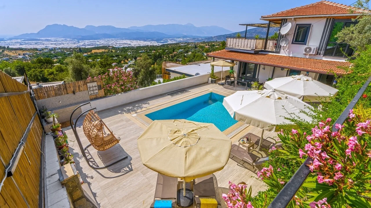 Üzümlü’de Sakin Konumda, Isıtmalı Havuzlu, 6 Kişilik, Kiralık Villa