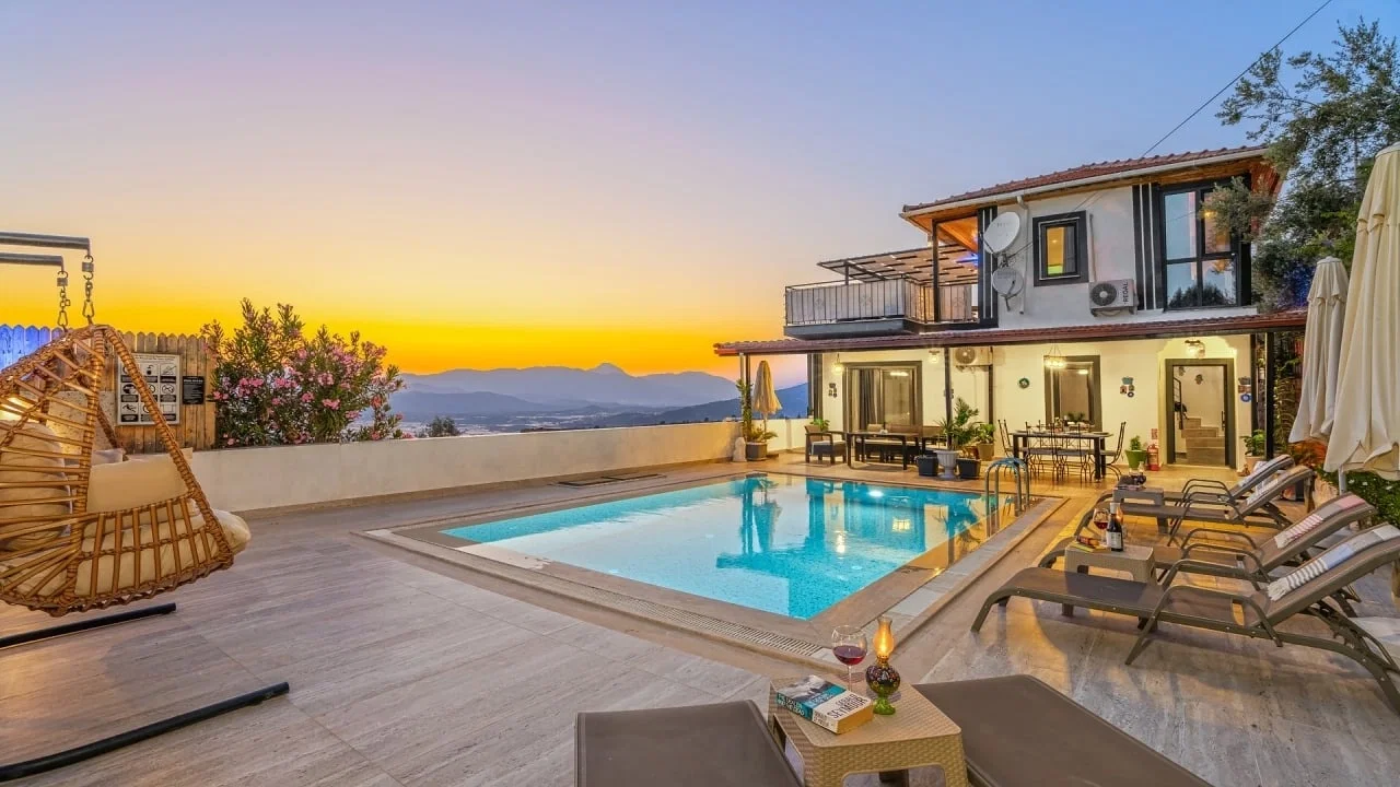 Üzümlü’de Sakin Konumda, Isıtmalı Havuzlu, 6 Kişilik, Kiralık Villa
