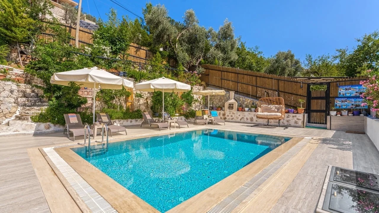 Üzümlü’de Sakin Konumda, Isıtmalı Havuzlu, 6 Kişilik, Kiralık Villa