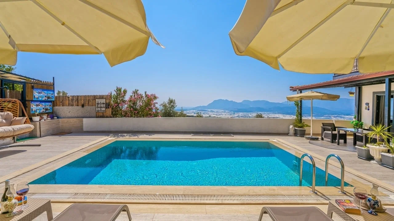 Üzümlü’de Sakin Konumda, Isıtmalı Havuzlu, 6 Kişilik, Kiralık Villa