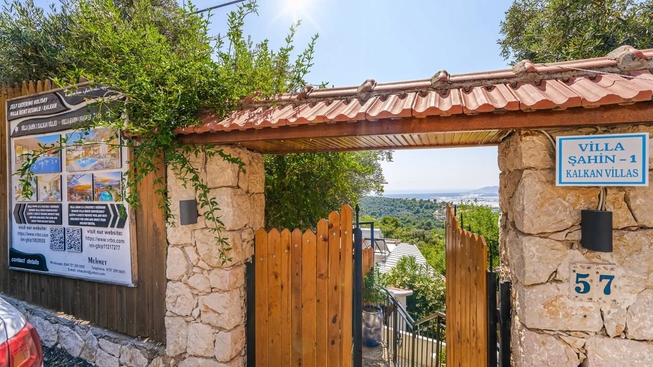Üzümlü’de Sakin Konumda, Isıtmalı Havuzlu, 6 Kişilik, Kiralık Villa