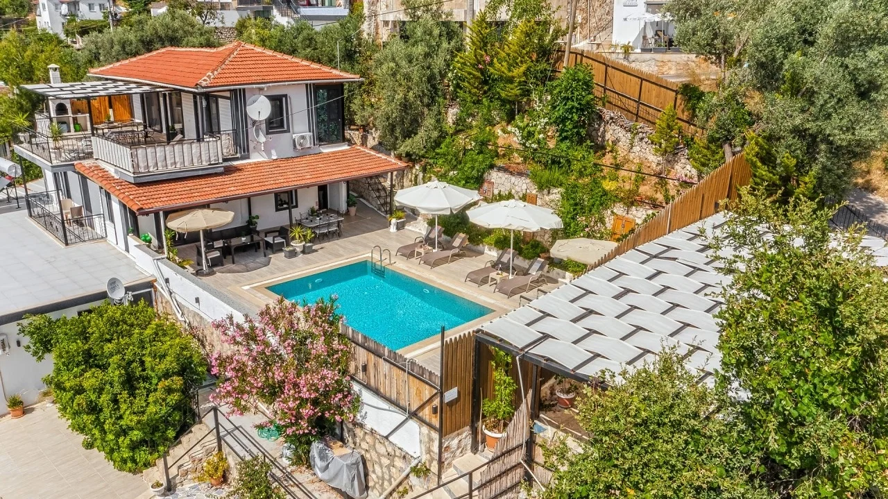 Üzümlü’de Sakin Konumda, Isıtmalı Havuzlu, 6 Kişilik, Kiralık Villa