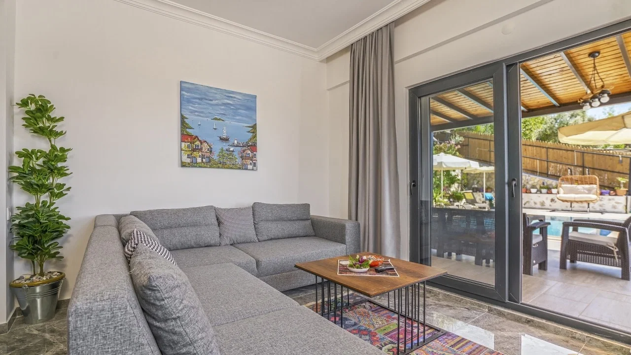 Üzümlü’de Sakin Konumda, Isıtmalı Havuzlu, 6 Kişilik, Kiralık Villa