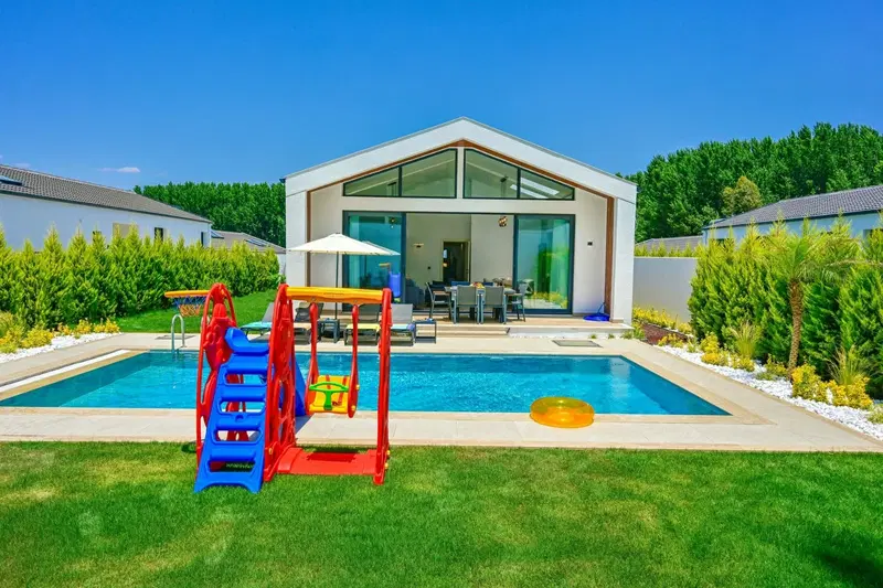 Fethiye’de bahçeli kiralık villa