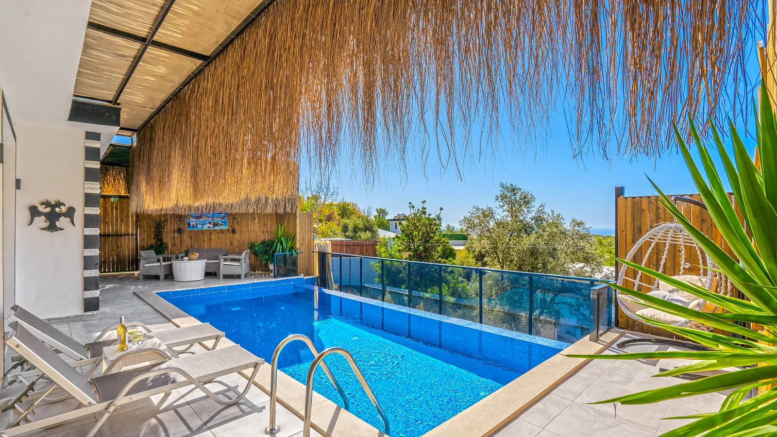 Üzümlü’de Balayı Çiftlerine Uygun, Isıtmalı Havuzlu, 2 Kişilik, Ekonomik Villa