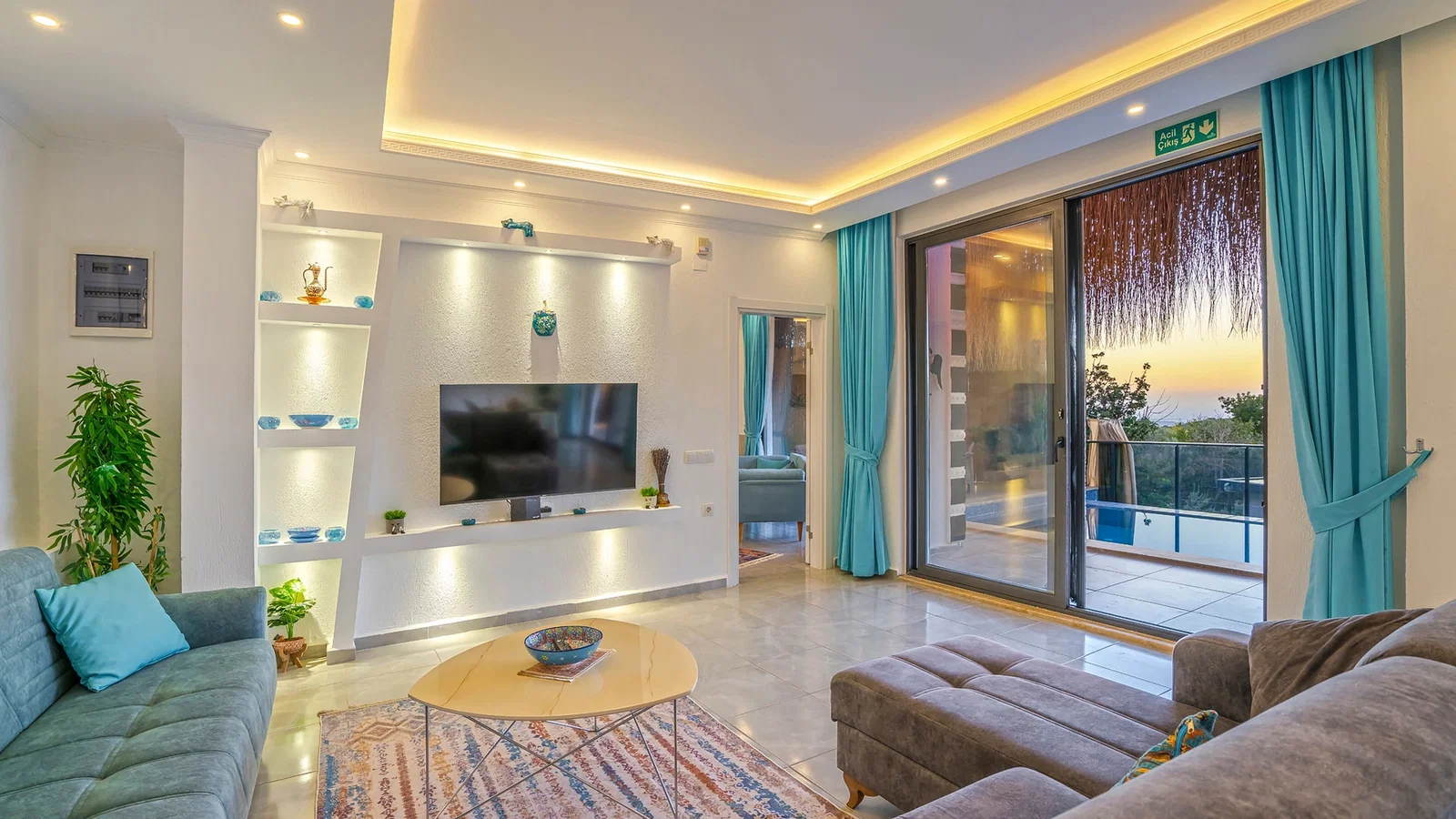 Üzümlü’de Balayı Çiftlerine Uygun, Isıtmalı Havuzlu, 2 Kişilik, Ekonomik Villa