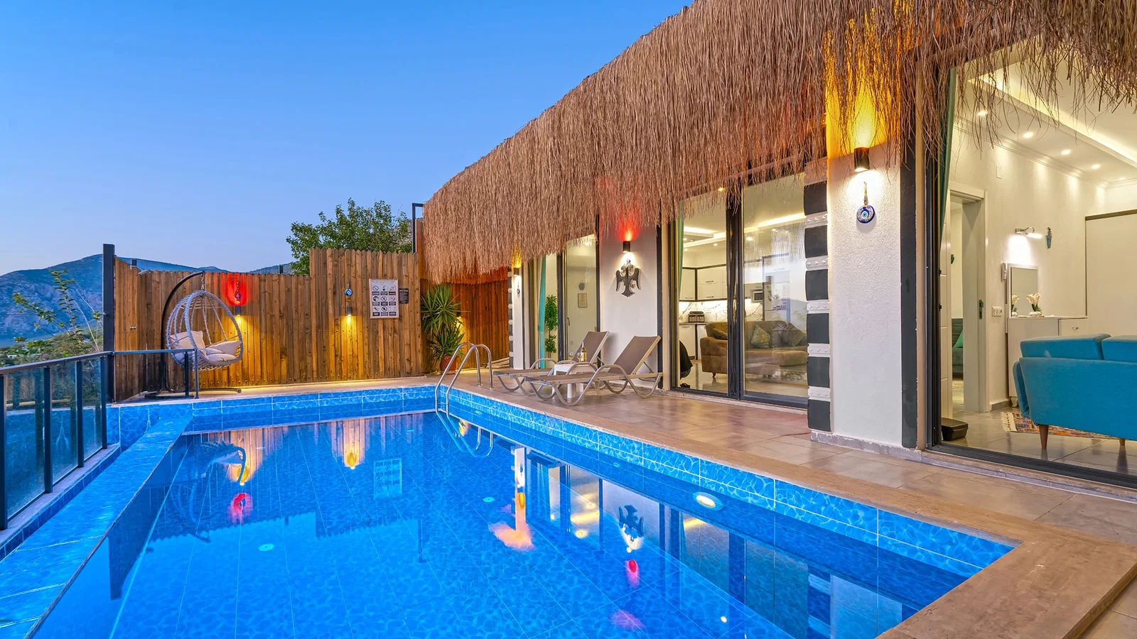 Üzümlü’de Balayı Çiftlerine Uygun, Isıtmalı Havuzlu, 2 Kişilik, Ekonomik Villa