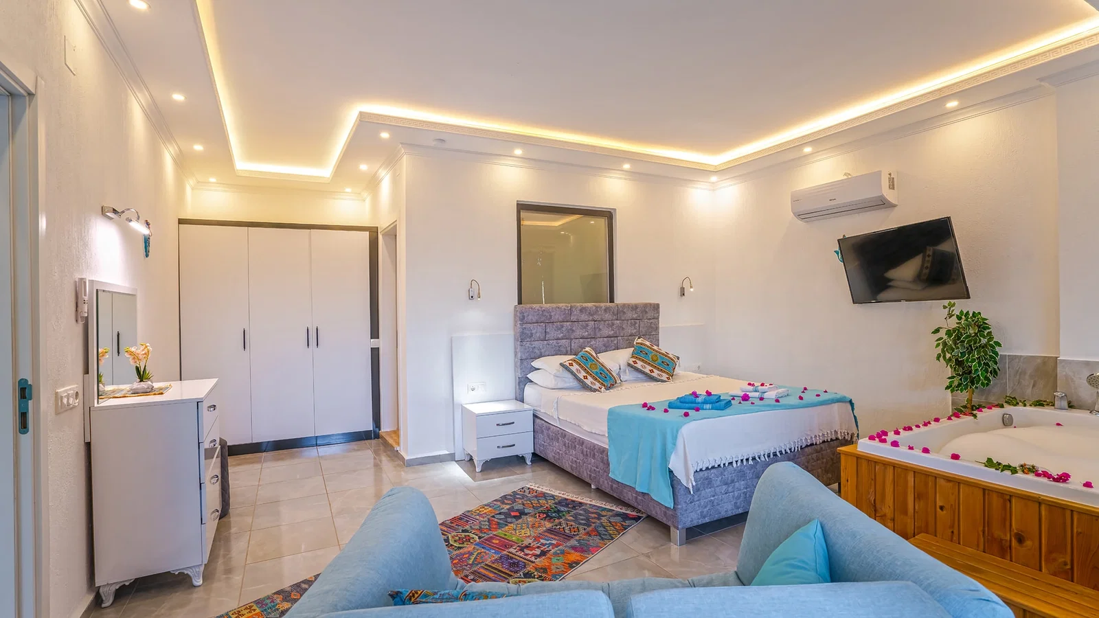 Üzümlü’de Balayı Çiftlerine Uygun, Isıtmalı Havuzlu, 2 Kişilik, Ekonomik Villa