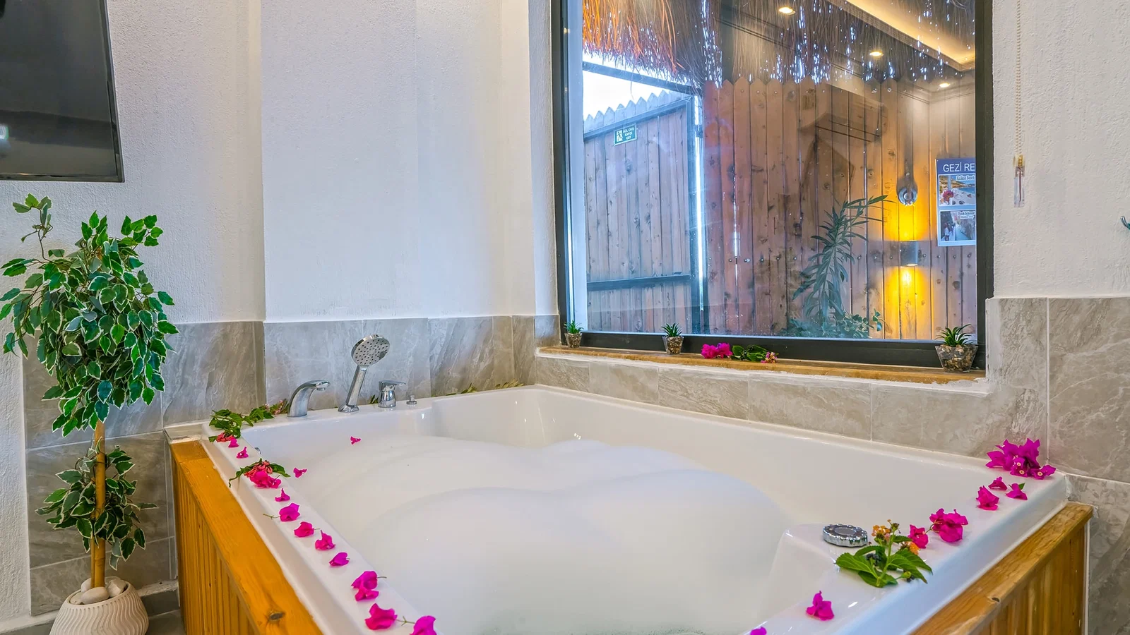 Üzümlü’de Balayı Çiftlerine Uygun, Isıtmalı Havuzlu, 2 Kişilik, Ekonomik Villa