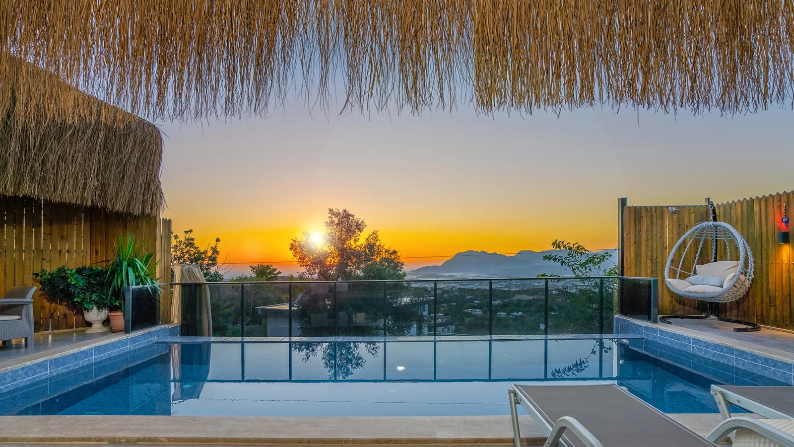 Üzümlü’de Balayı Çiftlerine Uygun, Isıtmalı Havuzlu, 2 Kişilik, Ekonomik Villa