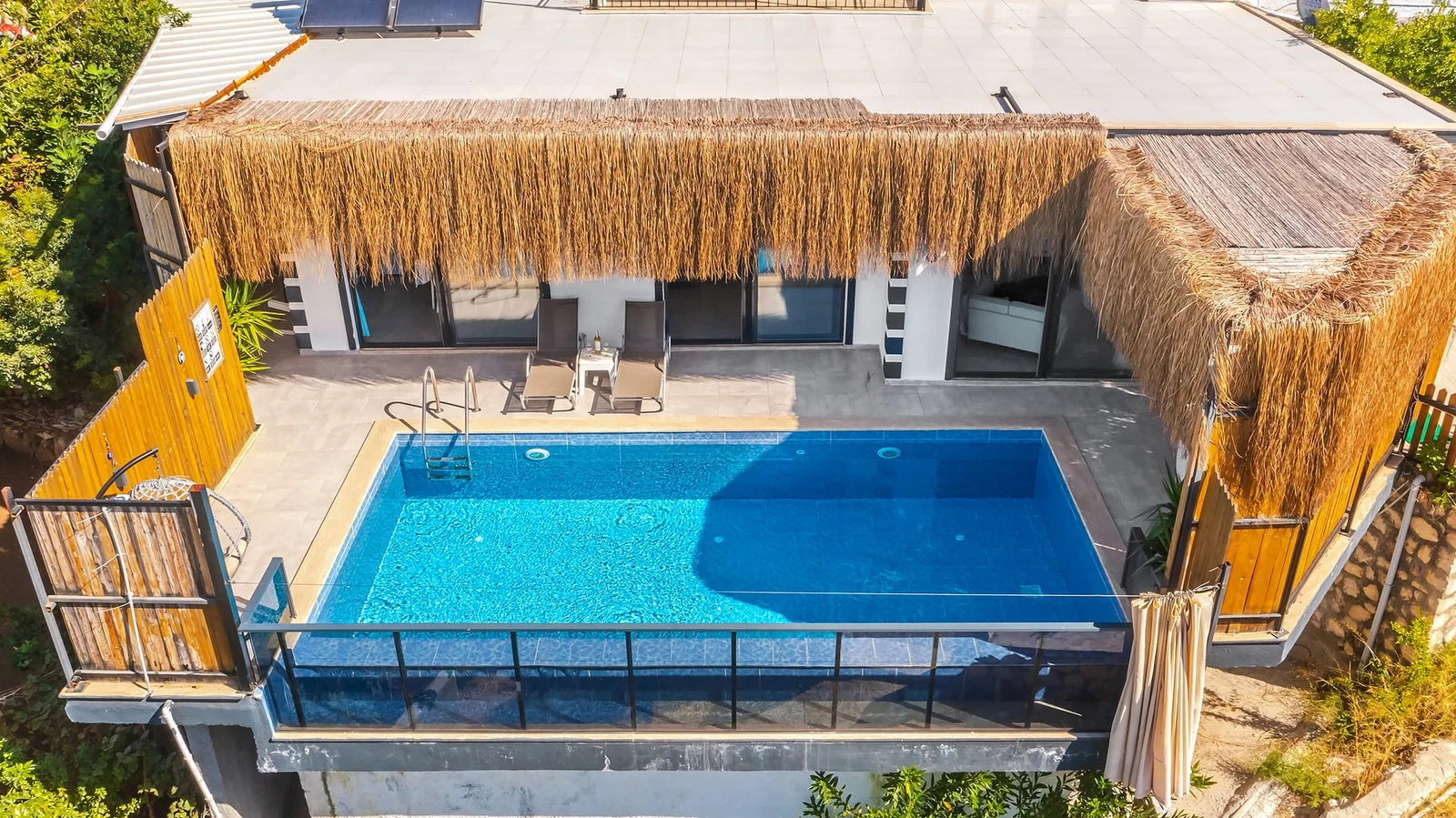 Üzümlü’de Balayı Çiftlerine Uygun, Isıtmalı Havuzlu, 2 Kişilik, Ekonomik Villa
