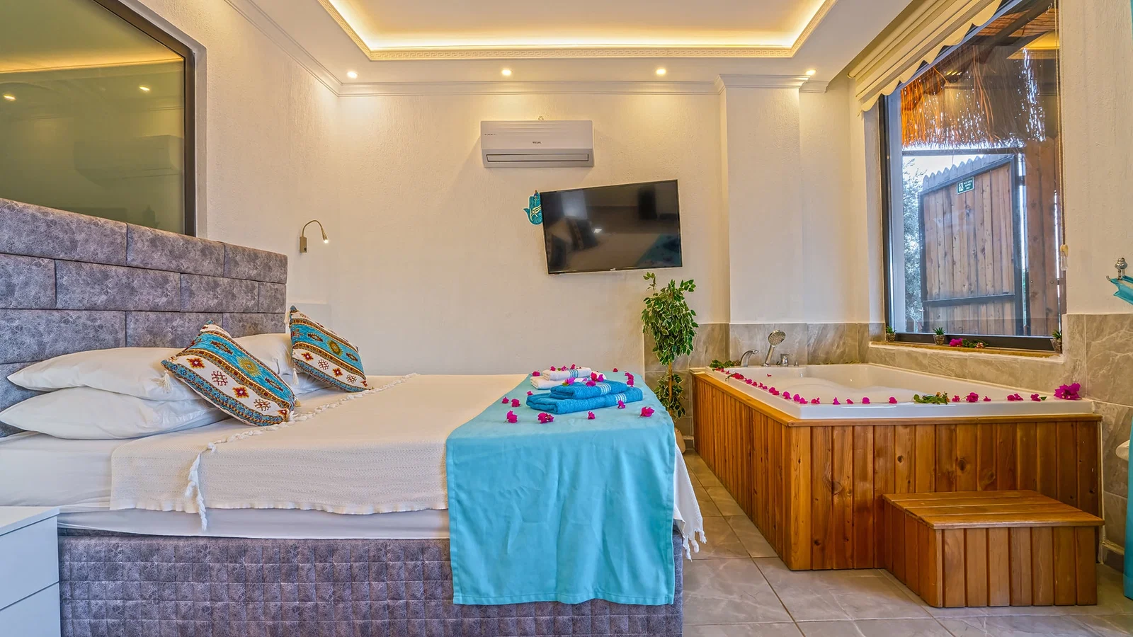 Üzümlü’de Balayı Çiftlerine Uygun, Isıtmalı Havuzlu, 2 Kişilik, Ekonomik Villa