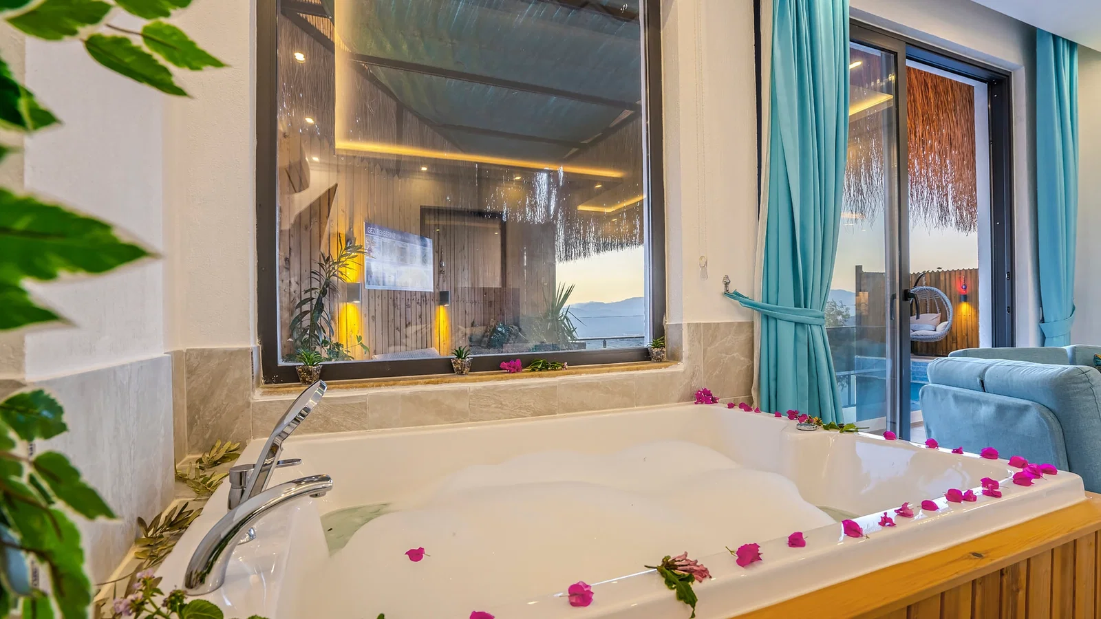 Üzümlü’de Balayı Çiftlerine Uygun, Isıtmalı Havuzlu, 2 Kişilik, Ekonomik Villa