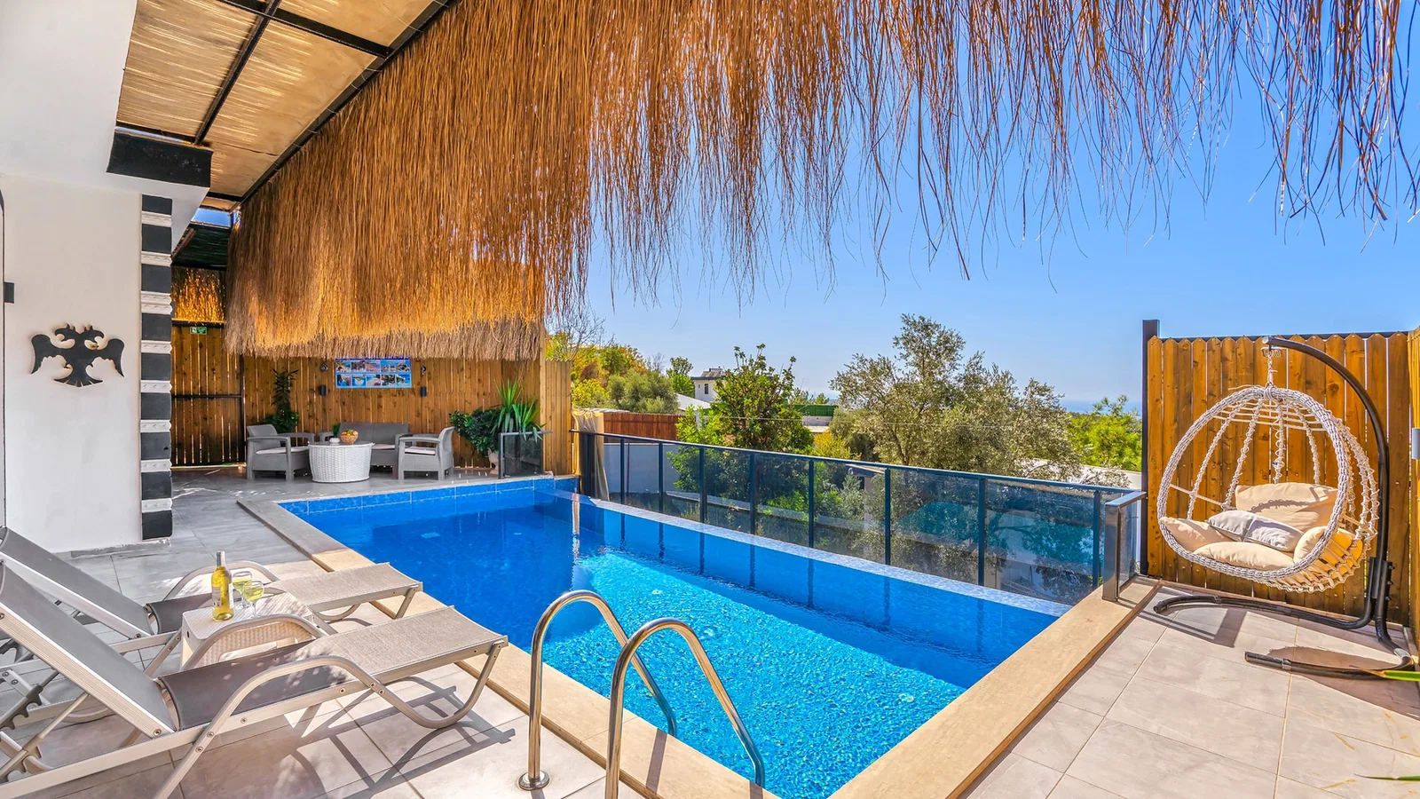 Üzümlü’de Balayı Çiftlerine Uygun, Isıtmalı Havuzlu, 2 Kişilik, Ekonomik Villa