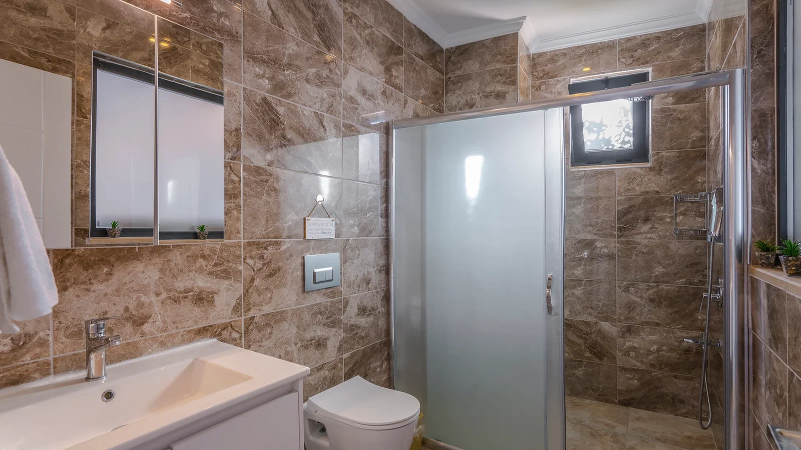 Üzümlü’de Balayı Çiftlerine Uygun, Isıtmalı Havuzlu, 2 Kişilik, Ekonomik Villa